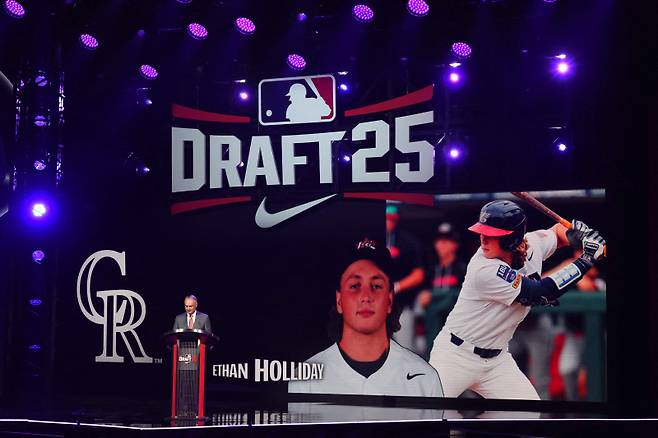 <yonhap photo-3861=""> ATLANTA, GEORGIA - JULY 13: Major League Baseball commissioner Robert D. Manfred Jr. announces Ethan Holliday as the fourth overall pick, by the Colorado Rockies, in the first round of the 2025 MLB Draft at Coca-Cola Roxy on July 13, 2025 in Atlanta, Georgia. Jamie Squire/Getty Images/AFP (Photo by JAMIE SQUIRE / GETTY IMAGES NORTH AMERICA / Getty Images via AFP)/2025-07-14 07:48:04/ <저작권자 ⓒ 1980-2025 ㈜연합뉴스. 무단 전재 재배포 금지, AI 학습 및 활용 금지></yonhap>