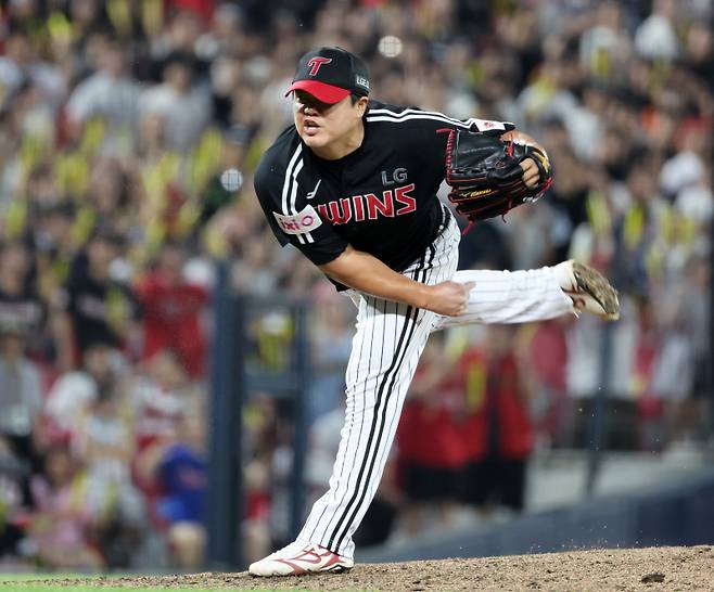 <yonhap photo-4755="">(광주=연합뉴스) 조남수 기자 = 23일 광주기아챔피언스필드에서 열린 프로야구 LG 트윈스와 KIA 타이거즈의 경기. LG 장현식이 9회말에 투구하고 있다. 2025.7.23 iso64@yna.co.kr/2025-07-23 21:52:29/ <저작권자 ⓒ 1980-2025 ㈜연합뉴스. 무단 전재 재배포 금지, AI 학습 및 활용 금지></yonhap>