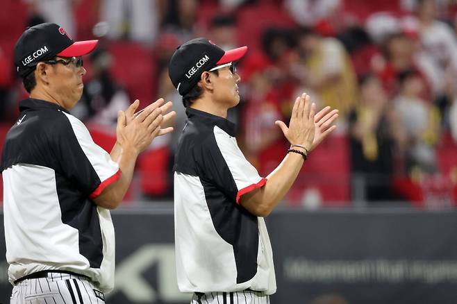 <yonhap photo-4946="">(광주=연합뉴스) 조남수 기자 = 23일 광주기아챔피언스필드에서 열린 프로야구 LG 트윈스와 KIA 타이거즈의 경기. LG 염경엽 감독이 연장 접전 끝에 6-5 승리를 거둔 선수들을 향해 손뼉을 치고 있다. 2025.7.23 iso64@yna.co.kr/2025-07-23 22:18:36/ <저작권자 ⓒ 1980-2025 ㈜연합뉴스. 무단 전재 재배포 금지, AI 학습 및 활용 금지></yonhap>