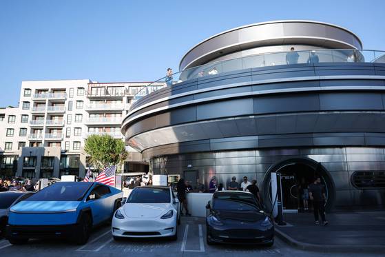 21일(현지시간) 미국 로스앤젤레스(LA)에 처음 개점한 테슬라 식당 겸 휴게소 ‘다이너’. AFP= 연합뉴스