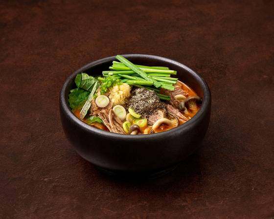 흑염소를 내세운 본흑염소 능이삼계탕의 대표 메뉴인 흑염소탕과 수육. 사진 본아이에프