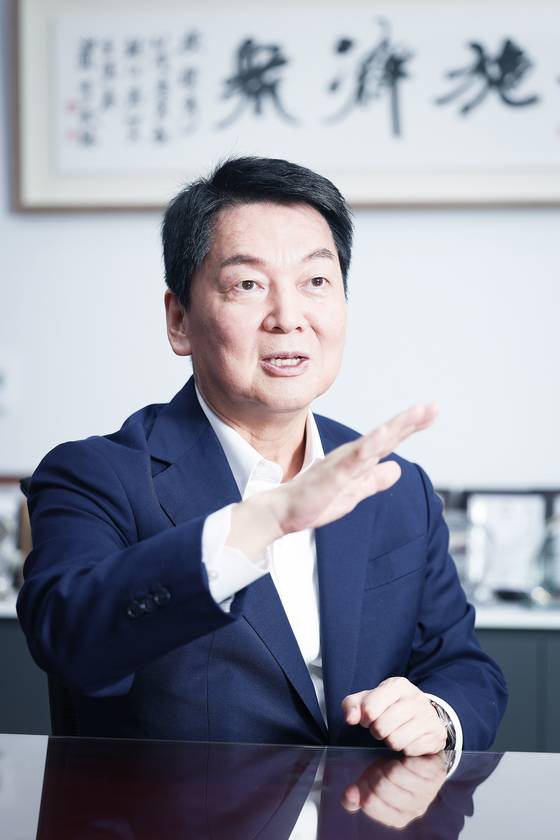 안철수 의원은 “이번 전당대회는 당원 투표 80%, 여론조사 20%로 치러져 온 룰을 바꿔 민심(여론조사)의 비율을 늘려야만 당이 되살아날 수 있었다. 대한민국을 발전시켜 온 정치세력은 결국 보수인 만큼 당을 제대로 개혁해 유능함을 인정받도록 하는 게 내가 전당대회에 출마한 취지”라고 강조했다. 전민규 기자