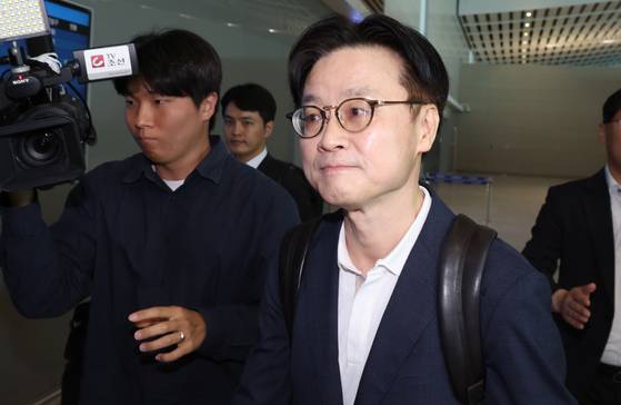 김정관 산업통상자원부 장관이 23일 오전 대미 통상 협상을 위해 인천국제공항을 통해 출국하고 있다. 뉴스1