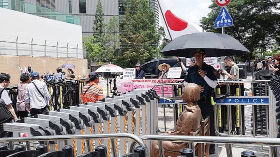 23일 서울 종로구 옛 주한일본대사관 앞 소녀상 부근에서 일본군 위안부 피해가 거짓이라 주장하는 위안부법폐지국민행동, 국민계몽운동본부 등이 주최한 집회가 열리고 있다. 연합뉴스