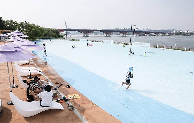 양화 물놀이장. 규모는 작지만 동선이 간단하고, 수심이 얕아 아이를 둔 가족 층에 인기가 높다. 김경록 기자