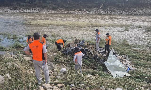 ▲ 22일 춘천 남산의용소방대원들이 경기 가평군 조종면 현리 일대에서 실종자 수색 작업을 지원하고 있다. 춘천 남산의용소방대 제공