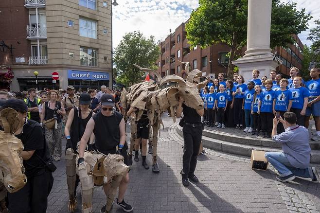 뮤지컬 <마틸다> 팀과 협업 공연 중인 <더 허즈>. / 사진. ⓒ Hugo Glendinning