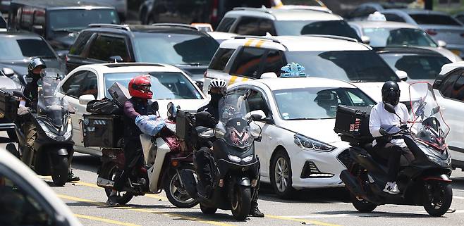 지난달 9일 서울 강남역 사거리에서 배달라이더들이 교통신호를 기다리고 있다. 연합뉴스.