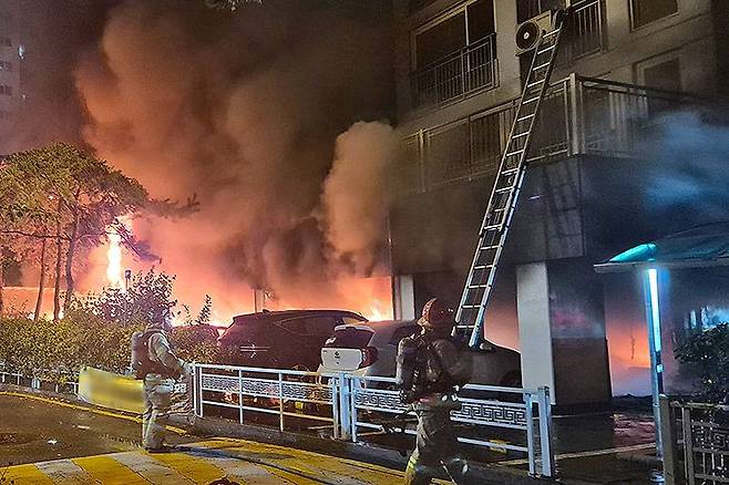 소방대원들이 17일 오후 9시10분쯤 경기도 광명시 소하동의 한 아파트 주차장에서 진화 작업을 하고 있다. 연합뉴스