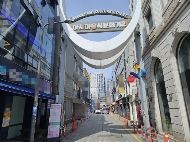 광주 동구 아시아음식문화거리가 오가는 사람이 없이 텅 비어 있다.