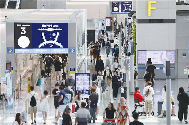지난해 해외로 떠난 한국인 여행자가 2800만명을 넘어 역대 최고치인 2019년에 근접했다. 해외여행이 늘며 트래블카드에 대한 관심이 높아졌다. (연합뉴스)
