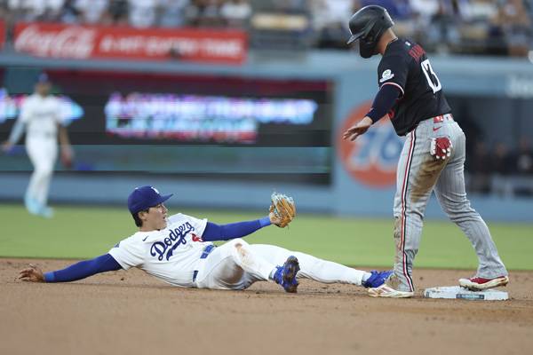 김혜성이 2회초 수비에서 3루수 미겔 로하스의 송구를 받았으나 베이스에서 발이 떨어지며 세이프가 됐다. 사진= AP= 연합뉴스 제공