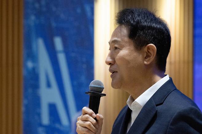 (서울=뉴스1) 이승배 기자 = 오세훈 서울시장이 22일 서울 중구 서울시청에서 열린 '창의행정 AI로 제안하는 아이디어톤' 행사에 참석해 창의적으로 발전하는 조직의 원리를 주제로 AI 강연을 하고 있다. 이날 발표회는 전문가, 서울시 직원 등 300여 명이 참석해 미래 AI 행정혁신을 견인할 ‘우수 AI 활용 아이디어’ 10건 제안 발표부터 심사, 시상이 진행됐다. 2025.7.22/뉴스1 Copyright (C) 뉴스1. All rights reserved. 무단 전재 및 재배포, AI학습 이용 금지. /사진=(서울=뉴스1) 이승배 기자