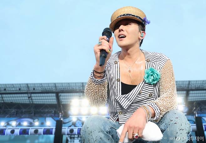 (인천=뉴스1) 권현진 기자 = 빅뱅 지드래곤이 28일 오후 인천 서구 인천아시아드 주경기장에서 열린 '싸이 흠뻑쇼 SUMMER SWAG 2025 - 인천'에 깜짝 게스트로 등장해 관객과 소통하고 있다. 2025.6.28/뉴스1 Copyright (C) 뉴스1. All rights reserved. 무단 전재 및 재배포, AI학습 이용 금지. /사진=(인천=뉴스1) 권현진 기자