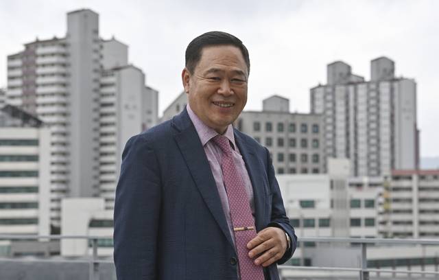 서진형 한국부동산경영학회장이 지난 17일 서울 노원구 월계동 광운대 한울관 옥상에서 아파트촌을 뒤로한 채 미소 짓고 있다. 백동현 기자