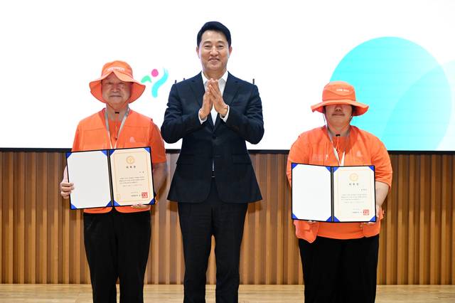 오세훈 서울시장이 23일 서울시청 다목적홀에서 열린 제7기 디지털 안내사 발대식에서 안내사 대표들과 기념 촬영하고 있다. 서울시청 제공