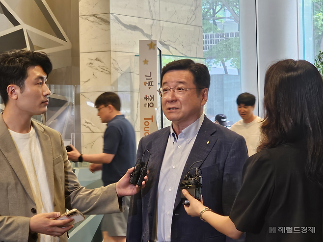 이찬희 삼성준법감시위원회 위원장이 23일 서울 서초구 삼성생명 서초사옥에서 열린 준감위 정례회의에 앞서 기자들과 만나 답변하고 있다. 김민지 기자