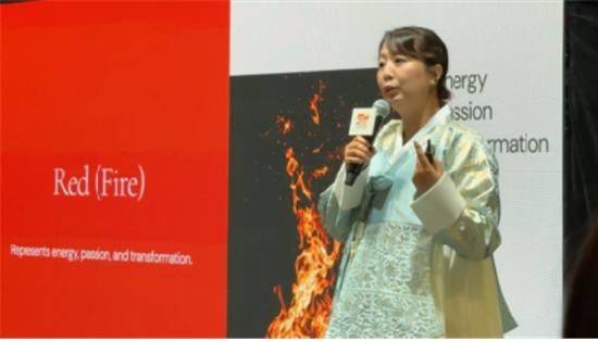 한식에 대한 강연을 진행하는 홍신애 셰프 (사진=주홍콩한국문화원 제공) *재판매 및 DB 금지