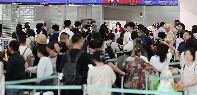 여름 휴가철인 지난 16일 인천 영종도 인천국제공항 1터미널이 탑승객들로 붐비는 모습. 연합뉴스