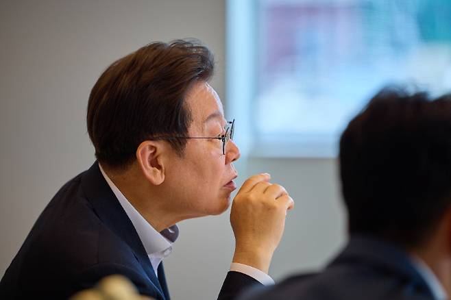 이재명 대통령이 21일 서울 용산 대통령실 청사에서 김민석 국무총리와 주례 보고 회동을 하고 있다. 대통령실 제공