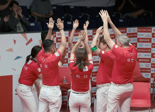 '웰컴저축은행 PBA 팀 리그 2025-2026' 개막전에서 우리금융캐피탈을 꺾고 환호하는 SK렌터카 선수들. PBA