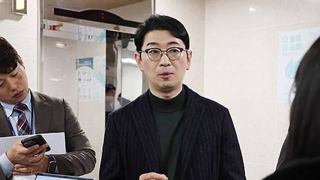 국민의힘 주진우 의원이 지난 2월 국회 소통관에서 '고위공직자범죄수사처(공수처)가 윤석열 대통령을 내란 혐의로 수사하는 과정에서 서울중앙지법으로부터 영장을 기각당한 사실을 숨겼다는 의혹'을 제기하는 기자회견을 한 뒤 취재진의 질문에 답변하고 있다. 연합뉴스