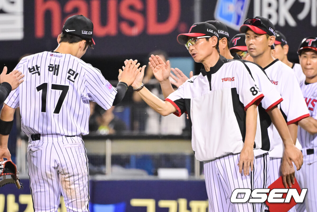 염경엽 감독이 박해민과 승리의 하이파이브를 하고 있다./OSEN DB