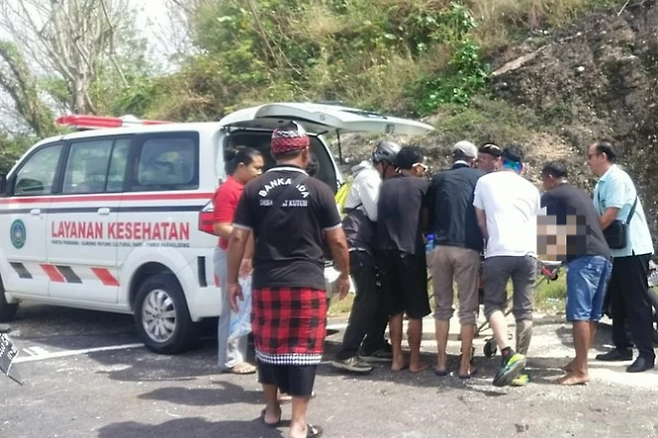 지난 18일(현지시간) 오후 12시 30분쯤 발리 남(南)쿠타 지역 타나바락 해변 근처에서 패러글라이딩을 하던 40대 한국인 남녀가 바다로 추락해 사망했다고 덴파사르 경찰이 밝혔다. 사진은 사람들이 사망자를 병원으로 이송하기 위해 구급차에 싣는 모습(사진 일부 모자이크 처리함). 덴파사르 경찰 제공