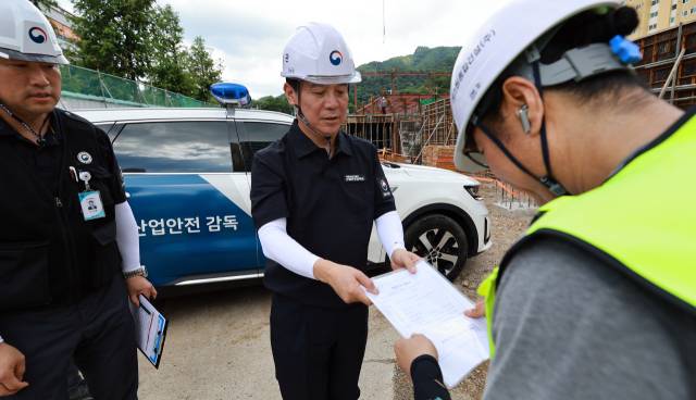 김영훈 고용노동부 장관이 22일 경기 남양주시 한 건설현장 관계자에 현장조사 지령서를 전달하고 있다. 사진제공=고용부