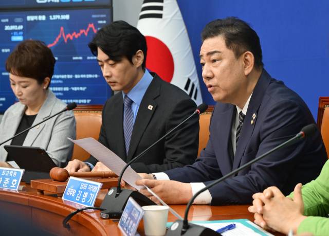 이언주(왼쪽) 최고위원, 김병기(왼쪽 세 번째) 대표 직무대행 겸 원내대표 등 더불어민주당 지도부가 23일 서울 여의도 국회에서 열린 최고위원회의에 참석했다. 성형주 기자