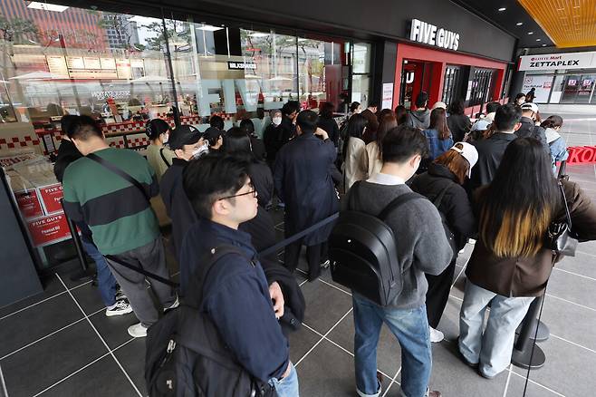 파이브가이즈 4호점인 서울 중구 커넥트플레이스 서울역점을 찾은 고객들이 첫 오픈을 기다리며 줄을 서 있다. ⓒ연합뉴스