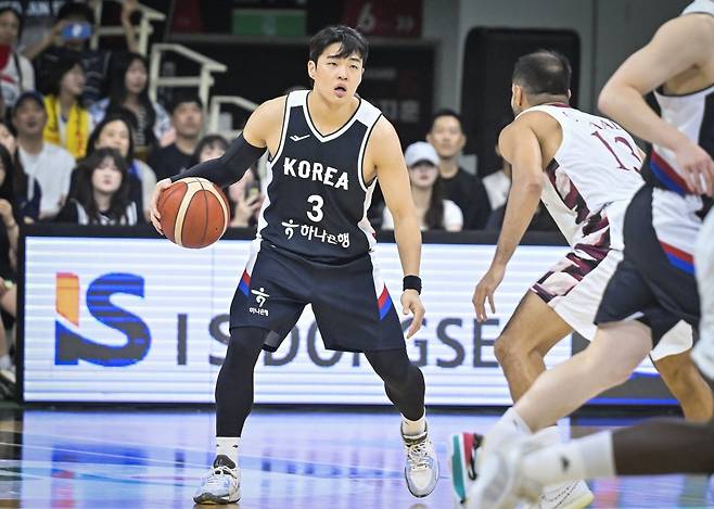 농구국가대표팀 정성우(왼쪽)는 탁월한 수비력을 앞세워 팀의 에너지를 끌어올리는 데 일가견이 있다. 생애 첫 태극마크를 달게 된 비결이다. 8월 5~17일 사우디아라비아 제다에서 열릴 ‘2025 FIBA 아시아컵’을 준비 중인 그는 “대표팀 선발은 농구 인생에서 가장 기쁜 순간 중 하나”라고 말했다. 사진제공|대한민국농구협회