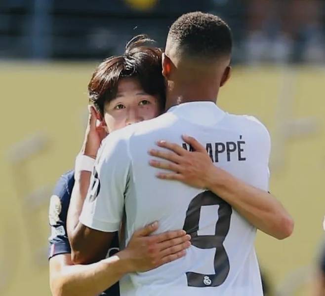 이강인과 음바페가 지난 2025 FIFA 클럽 월드컵에서 만나 경기 후 포옹하고 있다. 게티이미지