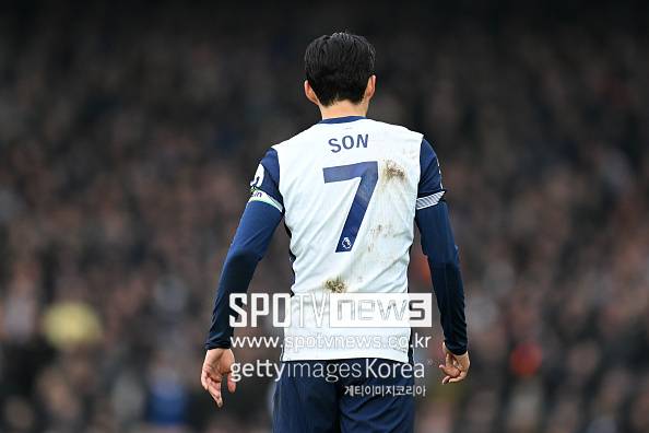 ▲ 토트넘 관련 소식을 전하는 영국 '홋스퍼HQ'는 22일(한국시간) "어쩌면 손흥민의 미래는 안전하지 않을지도 모른다. 토트넘과 손흥민의 미래에 대해 다양한 추측이 쏟아진다. 여름 이적시장 초반까지만 해도, 손흥민은 잔류보다 이적할 가능성이 높아 보였다. 하지만 최근 토트넘과 손흥민은 계약이 1년 남은 상황에서 팀에 잔류하는 데 합의한 것으로 보인다"라고 전했다.