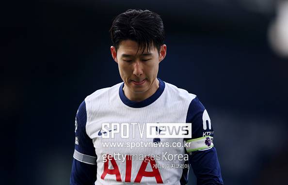 ▲ 토트넘 관련 소식을 전하는 영국 '홋스퍼HQ'는 22일(한국시간) "어쩌면 손흥민의 미래는 안전하지 않을지도 모른다. 토트넘과 손흥민의 미래에 대해 다양한 추측이 쏟아진다. 여름 이적시장 초반까지만 해도, 손흥민은 잔류보다 이적할 가능성이 높아 보였다. 하지만 최근 토트넘과 손흥민은 계약이 1년 남은 상황에서 팀에 잔류하는 데 합의한 것으로 보인다"라고 전했다.