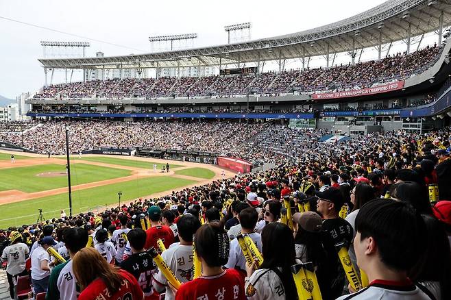 ▲ 야구를 매개체로 서로에게 자부심이 되고 있는 KIA 팬들과 선수단 ⓒKIA타이거즈