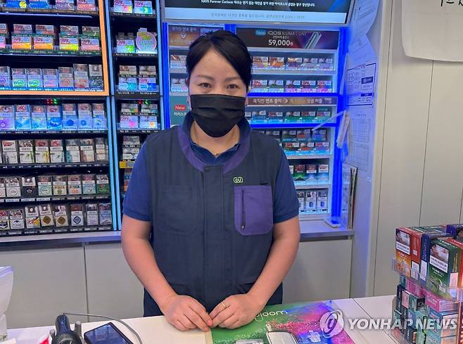 서울 강남구 신사동 'CU편의점'을 운영하고 있는 이시원 점주 (서울=연합뉴스) 최혜정 인턴기자 = 지난 18일 서울 강남구 신사동 'CU편의점'의 매대 앞에 서 있는 이시원 점주. 그는 청년들이 따뜻한 밥 한 끼를 제대로 먹었으면 하는 마음에 밥과 계란을 무료로 제공하고 있다. 2025.7.23