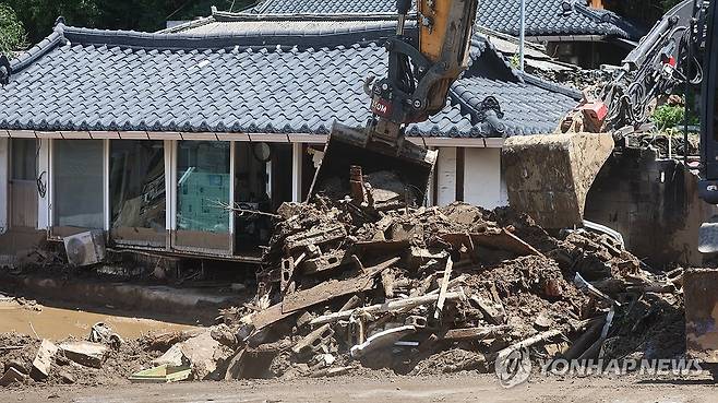수해복구 (산청=연합뉴스) 김동민 기자 = 22일 경남 산청군 산청읍 모고리에서 굴착기가 최근 집중호우로 침수된 주택의 수해복구 작업을 하고 있다. 2025.7.22 image@yna.co.kr