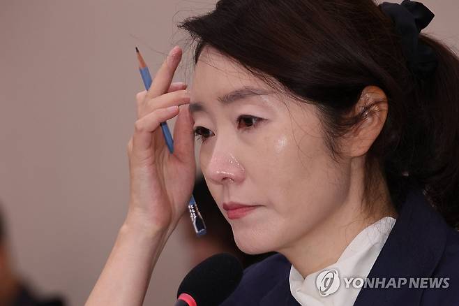 질문 받는 강선우 여가부 장관 후보자 (서울=연합뉴스) 김주성 기자 = 강선우 여성가족부 장관 후보자가 14일 국회 여성가족위원회에서 열린 인사청문회에서 발달장애 자녀에 대한 질문을 받고 있다. 2025.7.14 utzza@yna.co.kr
