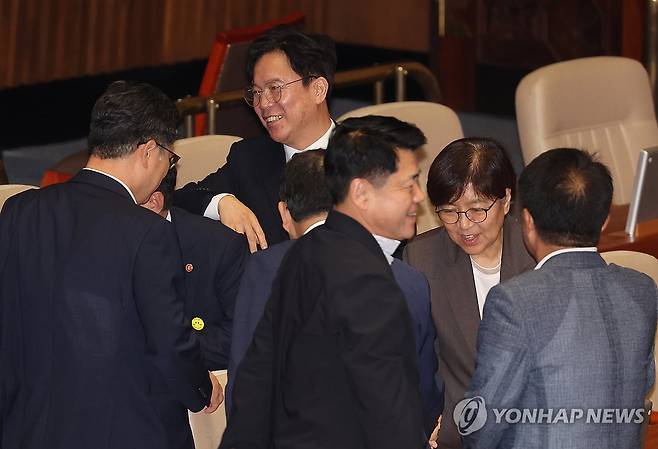 본회의 참석한 신임 국무위원들 (서울=연합뉴스) 박동주 기자 = 정은경 보건복지부 장관, 김영훈 고용노동부 장관이 23일 국회 본회의에 참석해 있다. 2025.7.23 pdj6635@yna.co.kr