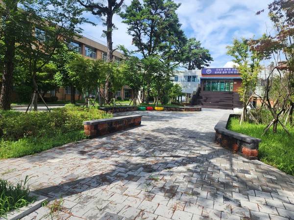 학생들이 편히 쉴 수 있는 학교 숲.