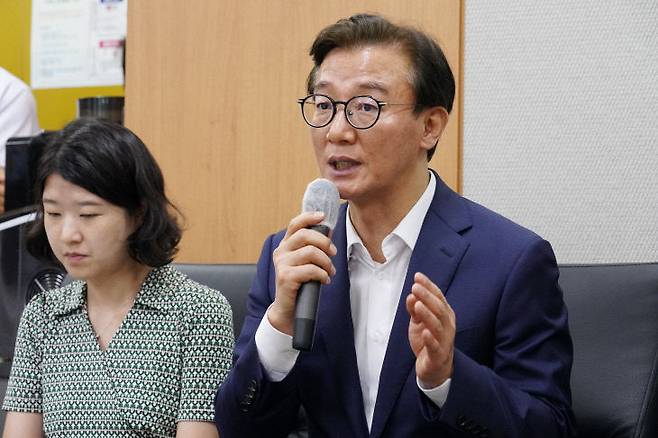 전재수 해양수산부 장관이 24일 취임식 후 열린 기자간담회에서 질문에 답변하고 있다. /해수부 제공