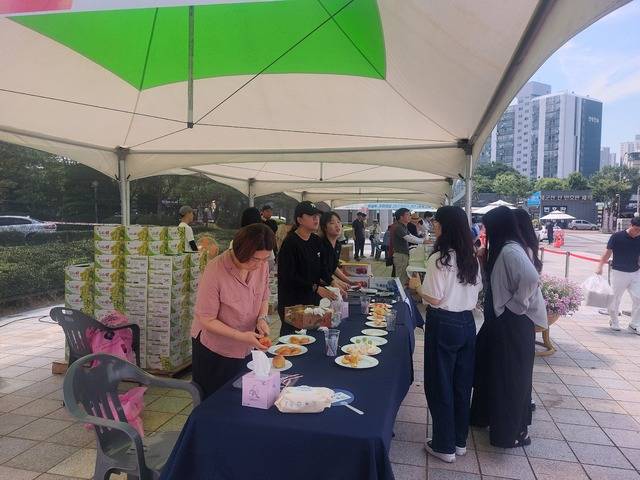 24일 군산시정 광장에서 열린 김천시 농특산물 교류·판매 행사가 큰 호응을 받고 있다./사진=이환규 기자