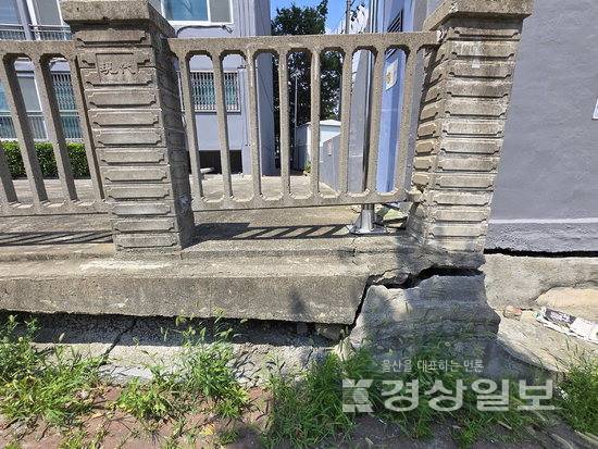 ▲ 23일 찾은 울산 남구의 한 아파트. 20여m 길이의 담벼락 아래가 지반 침하로 사이가 벌어지고 주위에 금이 간 상태였다.