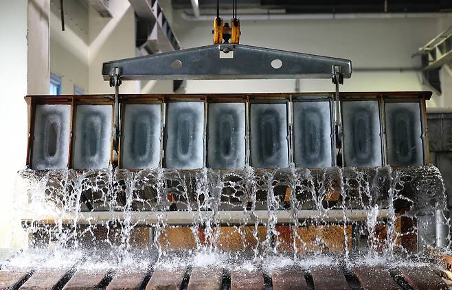 24일 새벽 포항 수협 송도 제빙공장에서 크레인을 이용해 48시간 동안 얼린 얼음을 꺼내고 있다. /이용선기자 photokid@kbmaeil.com