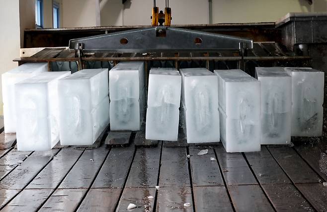 24일 새벽 포항 수협 송도 제빙공장에서 크레인을 이용해 48시간 동안 얼린 얼음을 꺼내고 있다. /이용선기자 photokid@kbmaeil.com