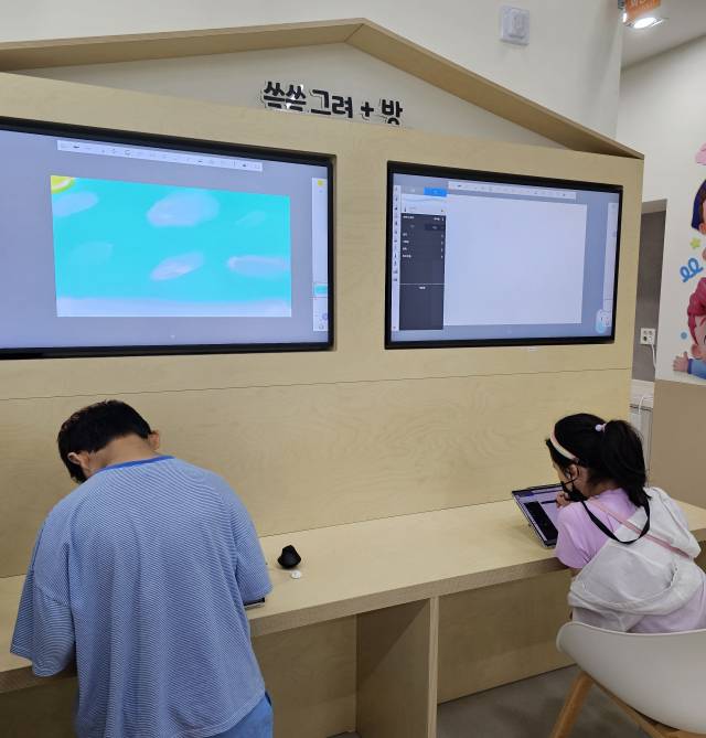 미래의 웹툰 작가가 여기서 탄생할 수도 있다. ‘쓱쓱 그려 +방’에선 디지털 드로잉 장비를 이용한 그림 그리기가 가능하다.