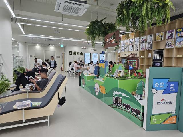 2층 ‘만화의 숲’에서 가장 인기 있는 곳은 사진 왼쪽 베드 열람석이다. 피서지에서 흔히 볼 수 있는 선베드 모양 의자에서 의자에서 편안하게 만화책을 감상하면 근심이 날아간다.