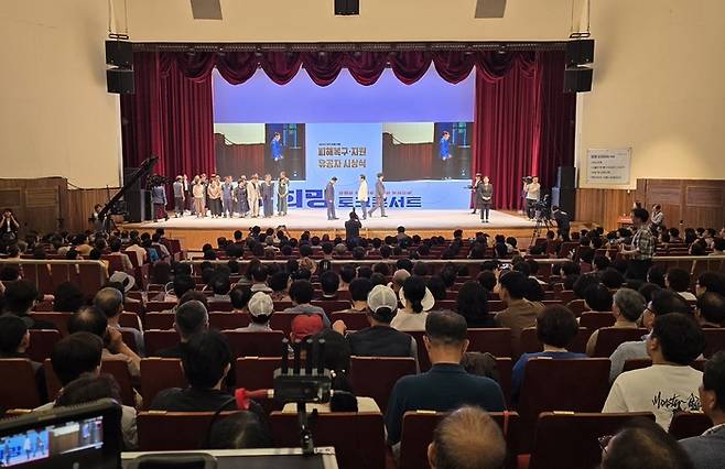 24일 경북 안동시가 안동시민회관에서 희망 토크 콘서트를 개최했다. 콘서트에 앞서 권기창 안동시장이 산불 피해 극복에 힘쓴 유공자 88명에게 시장표창을 수여하고 있다. 피재윤 기자