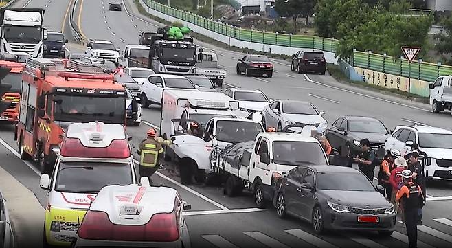 경북 고령군 운수면 월산리 월산사거리에서 1톤 탑차가 앞서가던 차량을 연이어 추돌하는 사고가 발생했다. 피해 운전자는 스마트 컨트롤 기능을 켜둔 채 운전하다 이같은 사고를 냈다. 영남일보 DB